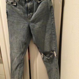 Preowned Topshop mom jeans with knee rip 26 waist 30 length